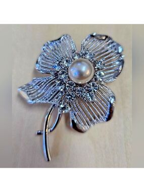 Vintage Unbranded Silver Floral Crystal Brooch with Pearl Center